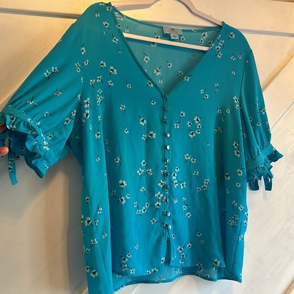 CeCe Blue floral Top button front v neck size Large - Picture 2 of 5